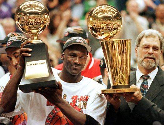 最强NBA MVP奖杯，荣誉之巅的迈克尔·乔丹杯